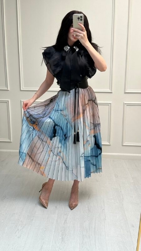 صورة طقم تنورة كبير بربطة